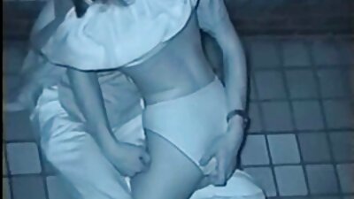 Prietena de pe o barcă îi apucă pula mare și o mângâie erotic
