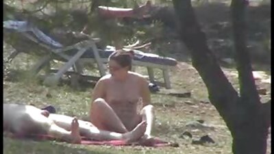 Bruneta gemetă iubește camera, iar camera o iubește și pe ea