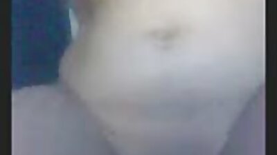 O fată înaltă și slabă care are părul lung și brunet își arată păsărica goală