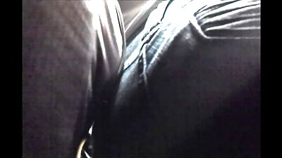 Amatorii de la clubul de striptease sug erotic penisul palpitant