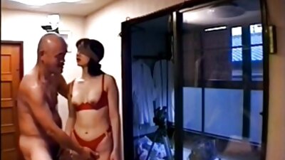 Milf își suge propriile sfarcurile în timp ce păsărica ei este bătută cu putere