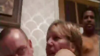 Geisha japoneză cu aspect minunat trebuie să aibă grijă de clienții ei