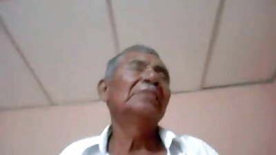 Un domn matur dă vaginul tăiat al unei fete adolescente frumoase