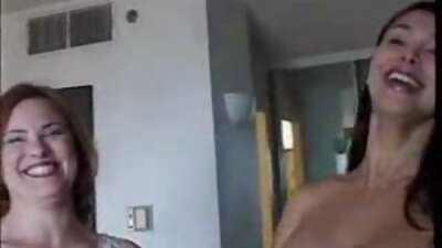Degetele și un penis tare îi explorează pisica adolescentă