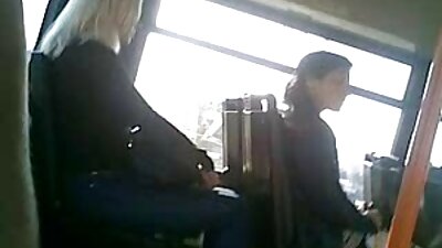 Bruneta groasă cu ochelari este lovită corect pe canapea