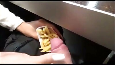 Trei curve blonde curbate sunt gata pentru o sesiune de sex lesbian fierbinte
