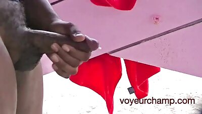 Blonda cu parul lung are grija de o pula mare cu pasarica