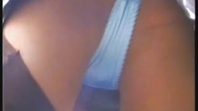 O nimfoană sexy cu o păsărică strânsă este trântită cu susul în jos astăzi