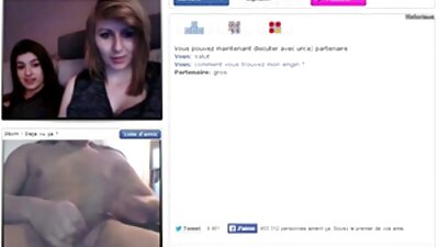 O brunetă cu un fund mare și sâni naturali se ejacează