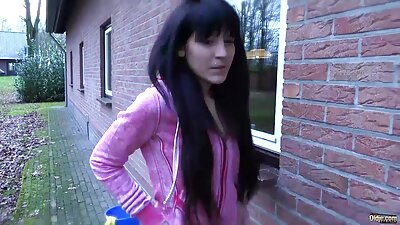 Porno brunetă cu fundul strâns Dana De Armond este năvălită