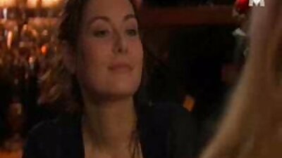 Luxury Girl ia un penis mare și tare printr-o gaură în blugi