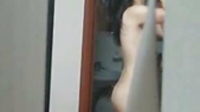 O fată cu păr de corb care iubește penisul este bătută profund