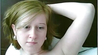 Femeia asiatică ia un penis mare alb și se freacă cu picioarele ei