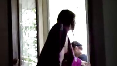 Cuplu tânăr are nevoie de o lecție de sex și MILF le oferă