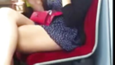 Un cuplu se joacă unul cu altul în cada cu apă caldă