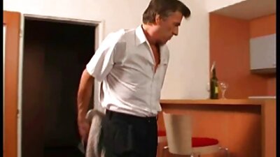 Femeie cu părul roșu este goală lângă un camion și lingă un cocoș
