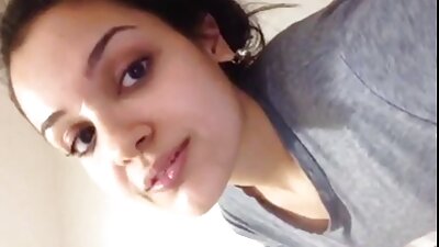 Un bimbo cu un fund mare isi maseaza pizda pe canapeaua roz