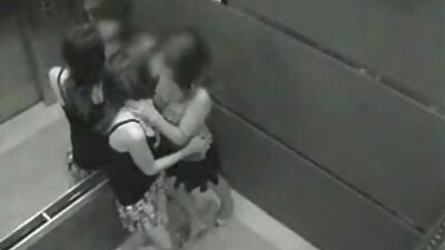 Viața la cămin devine mai distractivă atunci când fetele se prăbușesc la petrecere