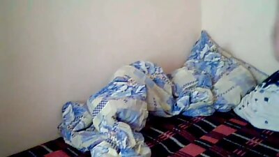 Doi polițiști o pedepsesc pe drăguță pentru că a furat obiecte, dându-i-o tare