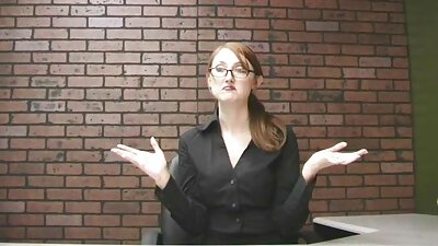 O tipă albă sexy cu sâni falși mari face sex interrasial