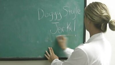 Un tip se îndreaptă cu două blonde înnebunite de sex într-un grup de trei