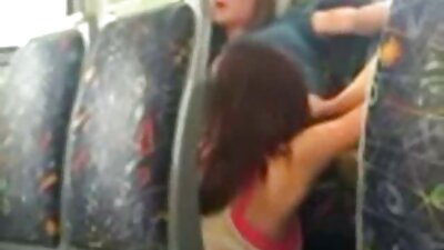 Scenă lesbiană cu femei sălbatice care știu să se joace cu strapon
