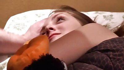 O brunetă cu păr pe păsărică este pătrunsă pe masă