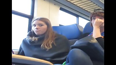 O brunetă bimbo cu sâni naturale este futută în sufragerie