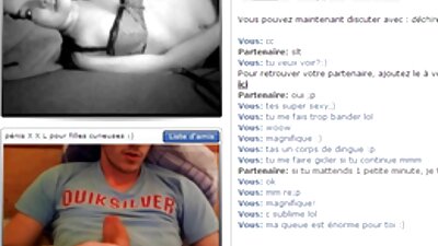 O doamnă fermă cu un corp înalt și păr lung peste fundul ei mare