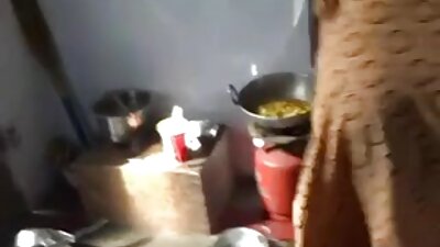 Băiat și fată mânjiți sunt uniți în act sexual în bucătărie