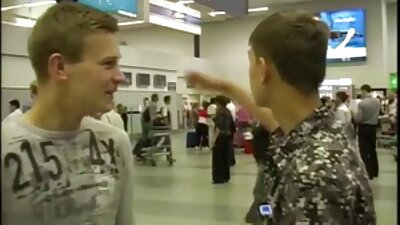O fată tocilar cu o pereche de sâni uimitoare chiar strălucește în fața camerei