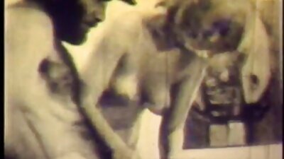 O fată tânără cu sânii mari cu implanturi fuge în piscină