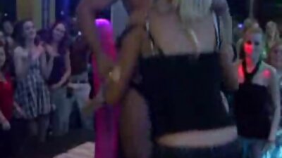 O tânără fierbinte își întinde păsărica de o pula în clasă