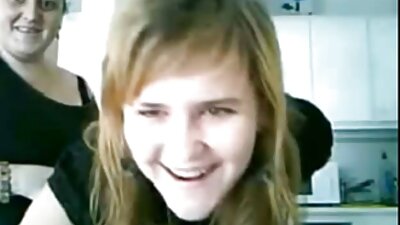 O femeie cu linii de bronzat este futută în spatele unei mașini