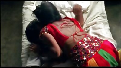 Un negru își înfige ciocănișul cu carne într-o femeie tatuată