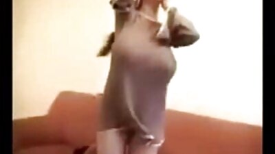 Fetele își arată talentele în fața unor bărbați într-o orgie