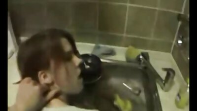 Iubita asiatică drăguță are sex hardcore de Crăciun cu bărbatul ei