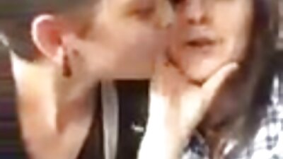 O blondă adorabilă este păcălită să se urce la bordul autobuzului