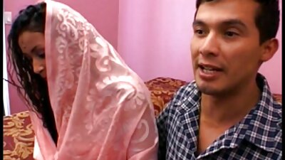 O fetiță sexy cu un fund cu bule este futută tare pe pat de bărbatul ei