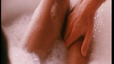 O fetiță sexy cu sâni mari suge un penis tare în bucătărie