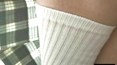 Bruneta zveltă face dragoste cu iubitul priceput în bucătărie