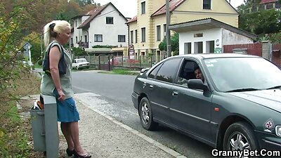 Câțiva băieți fac un patrut cu două femei