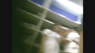 Fata călărește cocoșul și practică poziția de cățeluș în videoclipul VR