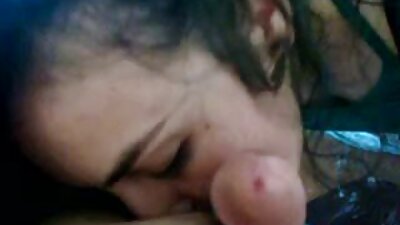 Un grup de oameni se dezbrăcă în fața camerei pentru a avea o orgie