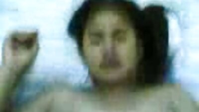 O bimbo cu o păsărică păroasă se ridică în timp ce este pătrunsă