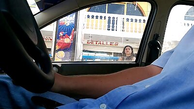 MILF blondă plină de răbdare, cu sânii fermi, își ia păsărica ras