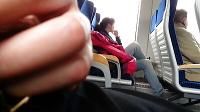 Blonde are o zi relaxantă goală la plajă de lângă mare