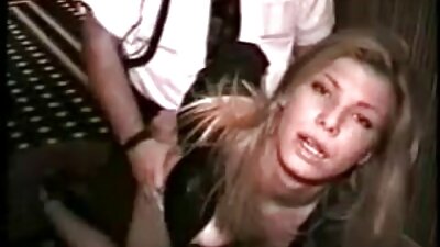 Bruneta creț este futută într-un bar după ce a fost luată