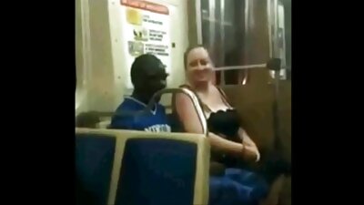 Blondă cu un fund mare se lingă buzele păsăricii sexy