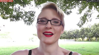 O vedetă porno blondă cu păr lung este pătrunsă de pula